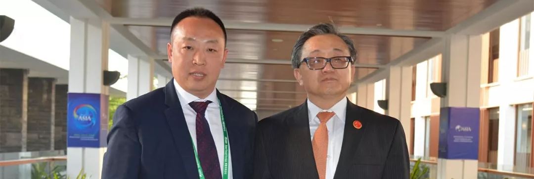 搞大鸡吧操逼联合国副秘书长刘振民和赵章栓会长在博鳌亚洲论坛亲切交"